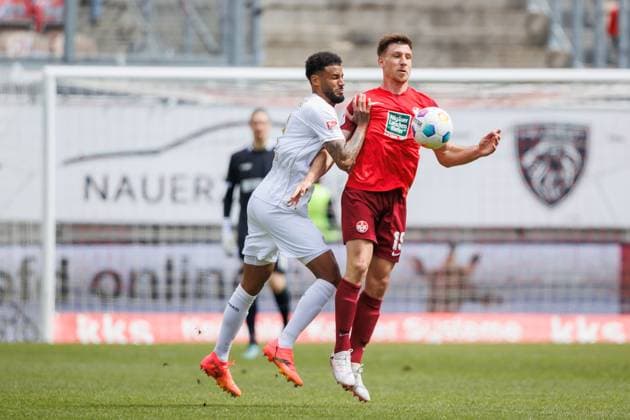 Daniel Hanslik 1 FC Kaiserslautern in duel with Martin Angha SV Wehen Wiesbaden , 1 FC Kaiserslautern vs SV Wehen Wiesbaden, Soccer, 2 Bundesliga, Season 2023 2024, Matchday 30, 20 04 2024 1 FC Kaiserslautern vs SV Wehen Wiesbaden, Soccer, 2 Bundesliga, Season 2023 2024, Matchday 30, 20 04 2024 Kaiserslautern Copyright: xEibner-Pressefoto AlexanderxNeisx EP_ANS