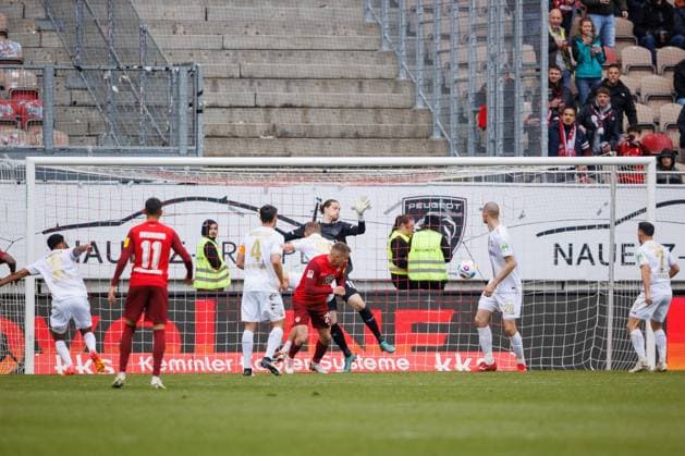 Filip Kaloc 1 FC Kaiserslautern scores with his head to make it 1 0, 1 FC Kaiserslautern vs SV Wehen Wiesbaden, Football, 2 Bundesliga, Season 2023 2024, Matchday 30, 20 04 2024 1 FC Kaiserslautern vs SV Wehen Wiesbaden, Football, 2 Bundesliga, Season 2023 2024, Matchday 30, 20 04 2024 Kaiserslautern Copyright: xEibner-Pressefoto AlexanderxNeisx EP_ANS