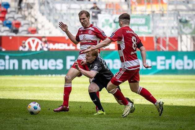 Fortuna Düsseldorf SpVgg Greuther Fürth, 20 04 2024 Robert Wagner SpVgg Greuther Fürth, 22 is tackled by Vincent Vermeij Fortuna Düsseldorf, 9 and Isak Bergmann Johannesson Fortuna Düsseldorf, 8 Fortuna Düsseldorf SpVgg Greuther Fürth on matchday 30 of the 2 Soccer Bundesliga on 20 04 2024 at Merkur Spiel Arena in Düsseldorf DFL REGULATIONS PROHIBIT ANY USE OF PHOTOGRAPHS AS IMAGE SEQUENCES AND OR QUASI VIDEO Copyright: xBEAUTIFULxSPORTS AxelxKohringx