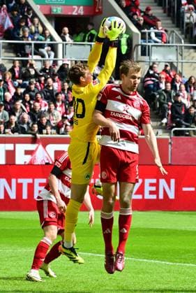 20 04 2024 Soccer Season 2023 2024 2 Soccer Bundesliga 30 Matchday Fortuna Düsseldorf SpVgg Greuther Fürth Kleeblatt Sportfoto Zink MeZi xmexzix DFL regulations prohibit any use of photographs as image sequences and or quasi video only for editorial use Jonas Urbig 40, SpVgg Greuther Fürth Vincent Vermeij 9, Fortuna Düsseldorf F95, rechts