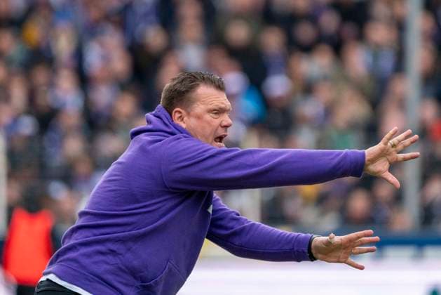 Uwe Koschinat VfL Osnabrueck, Coach GER, VfL Osnabrueck vs Eintracht Braunschweig, Football, 2 Bundesliga, Matchday 30, Season 2023 2024, 19 04 2024 DFL REGULATES PROHIBIT ANY USE OF PHOTOGRAPHS AS IMAGE SEQUENCES AND OR QUASI VIDEO VfL Osnabrueck vs Eintracht Braunschweig, Football, Bundesliga 2, Matchday 30, Season 2023 2024, 20 04 2024 Osnabrueck Copyright: xEibner-Pressefoto FabioxDeinertx EP_FDT