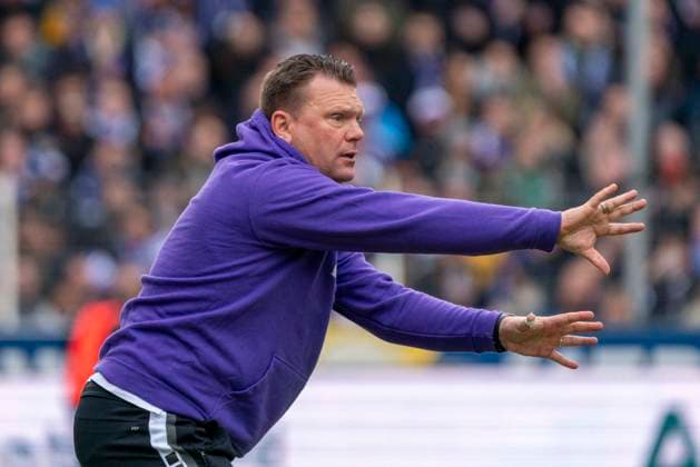 Uwe Koschinat VfL Osnabrueck, Coach GER, VfL Osnabrueck vs Eintracht Braunschweig, Football, 2 Bundesliga, Matchday 30, Season 2023 2024, 19 04 2024 DFL REGULATES PROHIBIT ANY USE OF PHOTOGRAPHS AS IMAGE SEQUENCES AND OR QUASI VIDEO VfL Osnabrueck vs Eintracht Braunschweig, Football, Bundesliga 2, Matchday 30, Season 2023 2024, 20 04 2024 Osnabrueck Copyright: xEibner-Pressefoto FabioxDeinertx EP_FDT