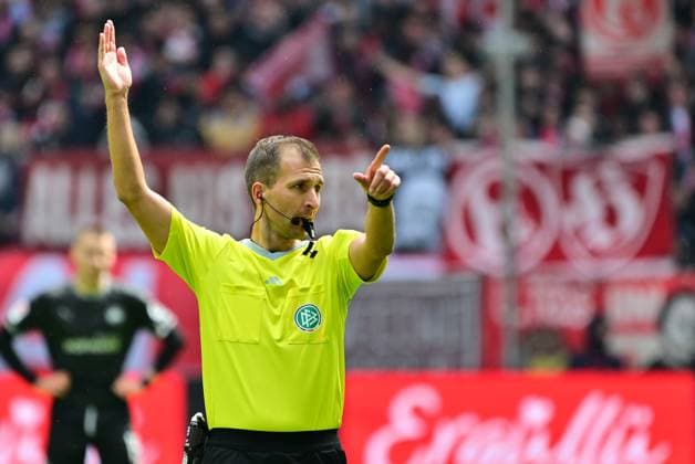20 04 2024 Soccer Season 2023 2024 2 Soccer Bundesliga 30 Matchday Fortuna Düsseldorf SpVgg Greuther Fürth Kleeblatt Sportfoto Zink MeZi xmexzix DFL regulations prohibit any use of photographs as image sequences and or quasi video only for editorial use Florian Heft Referee