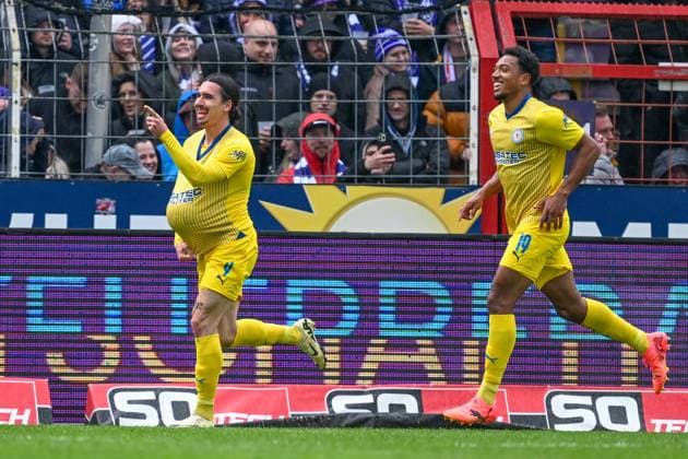 2 Bundesliga VfL Osnabrück Eintracht Braunschweig on 20 04 2024 at Bremer Brücke in Osnabrück Cheering, goal celebration, goal scorer, goal scorer Rayan Philippe Braunschweig cheers after his goal for 0 2 MT