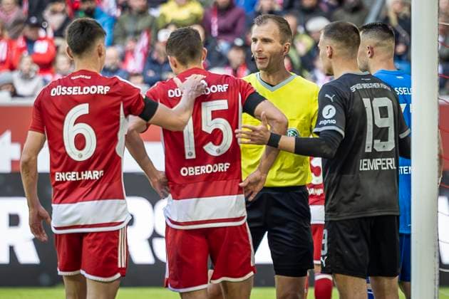 Fortuna Düsseldorf SpVgg Greuther Fürth, 20 04 2024 Referee Florian Heft Neuenkirchen admonishes Tim Oberdorf Fortuna Düsseldorf, 15 and Tim Lemperle SpVgg Greuther Fürth, 19 before a corner kick Fortuna Düsseldorf SpVgg Greuther Fürth on matchday 30 of the 2 Bundesliga on 20 04 2024 at Merkur Spiel Arena in Düsseldorf Left Yannik Engelhardt Fortuna Düsseldorf, 6 DFL REGULATIONS PROHIBIT ANY USE OF PHOTOGRAPHS AS IMAGE SEQUENCES AND OR QUASI VIDEO Copyright: xBEAUTIFULxSPORTS AxelxKohringx