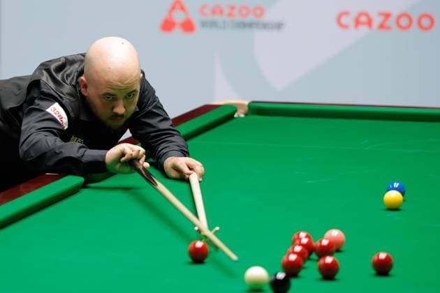 Sport Themen der Woche KW16 Sport Bilder des Tages SHEFFIELD, ENGLAND - APRIL 20: Luca Brecel of Belgium plays a shot in the first round match against David B. Gilbert of England on day one of 2024 Cazoo World Snooker Championship at Crucible Theatre on April 20, 2024 in Sheffield, England.  Copyright: xVCGx 111491949263