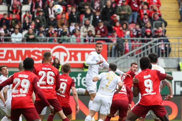 20 04 2024, xusrbx, Football 2 Bundesliga, 1 FC Kaiserslautern SV Wehen Wiesbaden emspor, v l Filip Kaloc 1 FC Kaiserslautern, 26 , Daniel Hanslik 1 FC Kaiserslautern, 19 , Ivan Prtajin SV Wehen Wiesbaden, 18 , Strafraum, Strafraumszene, DFL DFB REGULATIONS PROHIBIT ANY USE OF PHOTOGRAPHS as IMAGE SEQUENCES and or QUASI VIDEO Kaiserslautern