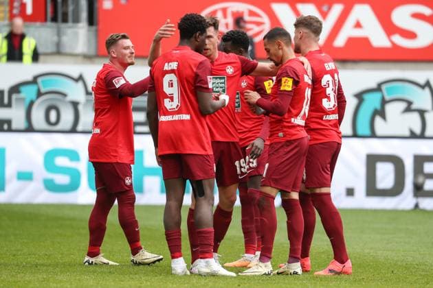 20 04 2024, xusrbx, Soccer 2 Bundesliga, 1 FC Kaiserslautern SV Wehen Wiesbaden emspor, v l the players of 1 FC Kaiserslautern, Filip Kaloc 1 FC Kaiserslautern, 26 , goal scorer for 1 0, 30 minutes of play DFL DFB REGULATIONS PROHIBIT ANY USE OF PHOTOGRAPHS as IMAGE SEQUENCES and or QUASI VIDEO Kaiserslautern