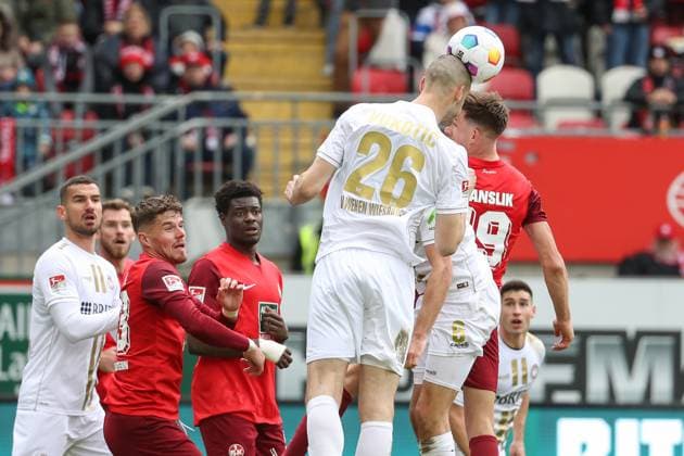 20 04 2024, xusrbx, Football 2 Bundesliga, 1 FC Kaiserslautern SV Wehen Wiesbaden emspor, v l Aleksandar Vukotic SV Wehen Wiesbaden, 26 , Daniel Hanslik 1 FC Kaiserslautern, 19 , header, header duel, DFL DFB REGULATIONS PROHIBIT ANY USE OF PHOTOGRAPHS as IMAGE SEQUENCES and or QUASI VIDEO Kaiserslautern