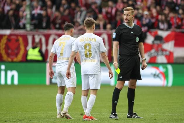 20 04 2024, xusrbx, Football 2 Bundesliga, 1 FC Kaiserslautern SV Wehen Wiesbaden emspor, v l Robin Heußer SV Wehen Wiesbaden, 7 , Nick Baetzner SV Wehen Wiesbaden, 8 , Dr Arne Aarnink Referee , Yellow, yellow card, DFL DFB REGULATIONS PROHIBIT ANY USE OF PHOTOGRAPHS as IMAGE SEQUENCES and or QUASI VIDEO Kaiserslautern