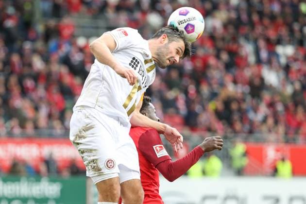 20 04 2024, xusrbx, Football 2 Bundesliga, 1 FC Kaiserslautern SV Wehen Wiesbaden emspor, v l Sascha Mockenhaupt SV Wehen Wiesbaden, 4 , Richmond Tachie 1 FC Kaiserslautern, 29 , header, header duel, DFL DFB REGULATIONS PROHIBIT ANY USE OF PHOTOGRAPHS as IMAGE SEQUENCES and or QUASI VIDEO Kaiserslautern