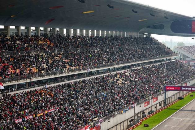 Fans in the grandstands during the Formula 1 Lenovo Chinese Grand Prix 2024, 5th round of the 2024 Formula One World Championship, WM, Weltmeisterschaft from April 19 to 21, 2024 on the Shanghai International Circuit, in Shanghai, China - F1 - CHINESE GRAND PRIX 2024 DPPI Panoramic  240420_R05_CHINA_DP_FGOO9305