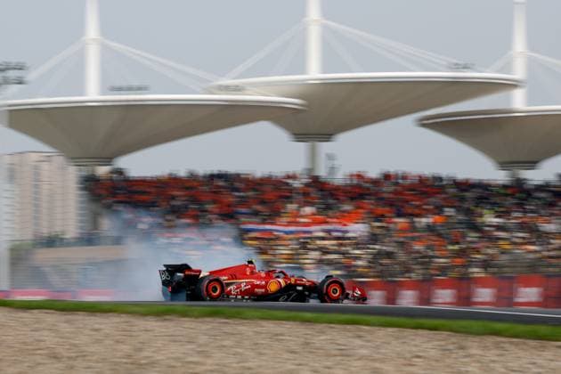55 SAINZ Carlos (spa), Scuderia Ferrari SF-24, action crash, accident, during the Formula 1 Lenovo Chinese Grand Prix 2024, 5th round of the 2024 Formula One World Championship, WM, Weltmeisterschaft from April 19 to 21, 2024 on the Shanghai International Circuit, in Shanghai, China - F1 - CHINESE GRAND PRIX 2024 DPPI Panoramic F12024GP05CHN_JK337621