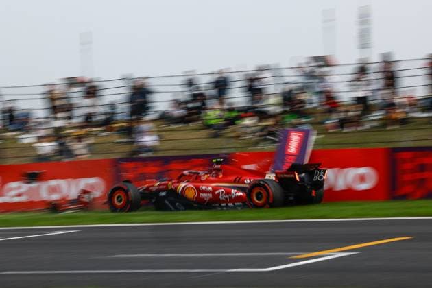 55 SAINZ Carlos (spa), Scuderia Ferrari SF-24, action crash, accident, during the Formula 1 Lenovo Chinese Grand Prix 2024, 5th round of the 2024 Formula One World Championship, WM, Weltmeisterschaft from April 19 to 21, 2024 on the Shanghai International Circuit, in Shanghai, China - F1 - CHINESE GRAND PRIX 2024 DPPI Panoramic F12024GP05CHN_JK337654