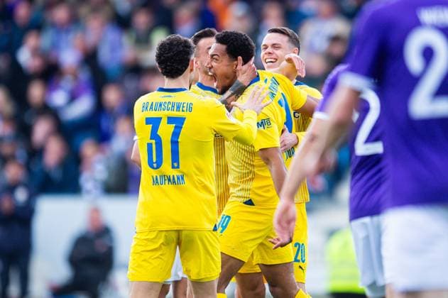 20 04 2024 Soccer, 2023 2024, 2 Bundesliga, Matchday 30, VfL Osnabrück Eintracht Braunschweig M Anton Donkor Braunschweig celebrates after his goal to 0 1 with R Thorir Johann Helgason Braunschweig DFL REGULATIONS PROHIBIT ANY USE OF PHOTOGRAPHS AS IMAGE SEQUENCES AND OR QUASI VIDEO