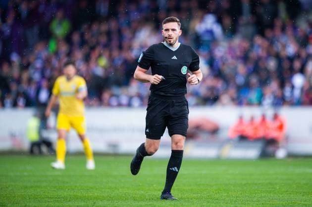 20 04 2024 Soccer, 2023 2024, 2 Bundesliga, Matchday 30, VfL Osnabrück Eintracht Braunschweig Tom Bauer Referee DFL REGULATIONS PROHIBIT ANY USE OF PHOTOGRAPHS AS IMAGE SEQUENCES AND OR QUASI VIDEO