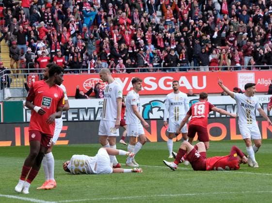 Football 2 Bundesliga Season 2023 24 Kaiserslautern Fritz Walter Stadion 20 04 2024 1 FC Kaiserslautern fck SV Wehen Wiesbaden ww Lasse GUENTHER SV Wehen Wiesbaden , left, on the ground and Filip KALOC 1 FC Kaiserslautern , right on the ground, bumped heads at 1 0 Football 2 Bundesliga 1 FC Kaiserslautern