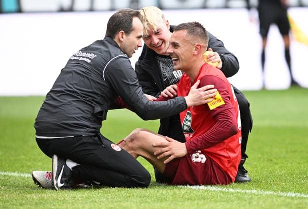 Football 2 Bundesliga Season 2023 24 Kaiserslautern Fritz Walter Stadion 20 04 2024 1 FC Kaiserslautern fck SV Wehen Wiesbaden ww Filip KALOC 1 FC Kaiserslautern had to be treated after his goal Football 2 Bundesliga 1 FC Kaiserslautern