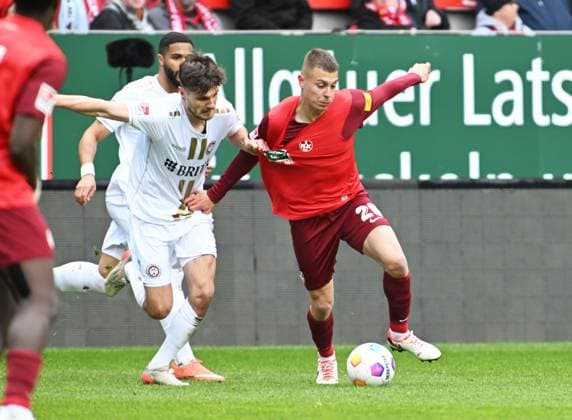 Soccer 2 Bundesliga Season 2023 24 Kaiserslautern Fritz Walter Stadion 20 04 2024 1 FC Kaiserslautern fck SV Wehen Wiesbaden ww Filip KALOC 1 FC Kaiserslautern , re Nick BAETZNER SV Wehen Wiesbaden Soccer 2 Bundesliga 1 FC Kaiserslautern