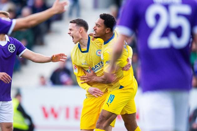 20 04 2024 Soccer, 2023 2024, 2 Bundesliga, Matchday 30, VfL Osnabrück Eintracht Braunschweig R Anton Donkor Braunschweig celebrates after his goal to 0 1 with L Thorir Johann Helgason Braunschweig DFL REGULATIONS PROHIBIT ANY USE OF PHOTOGRAPHS AS IMAGE SEQUENCES AND OR QUASI VIDEO