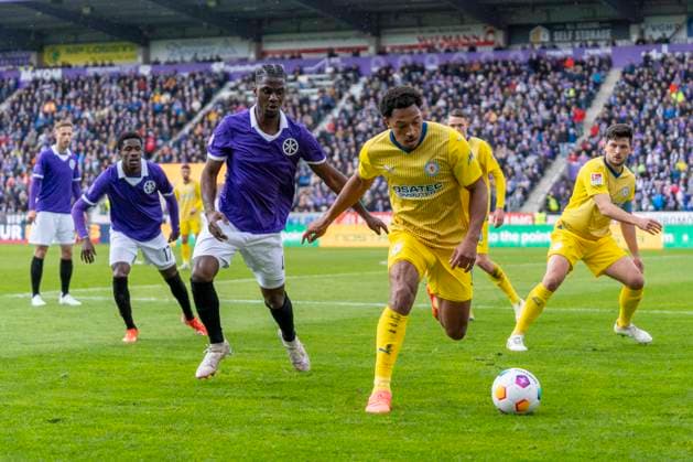 Christan Conteh VfL Osnabrueck, 17 , Anton Donkor Eintracht Braunschweig, 19 GER, VfL Osnabrueck vs Eintracht Braunschweig, Football, 2 Bundesliga, Matchday 30, Season 2023 2024, 19 04 2024 DFL REGULATES PROHIBIT ANY USE OF PHOTOGRAPHS AS IMAGE SEQUENCES AND OR QUASI VIDEO VfL Osnabrueck vs Eintracht Braunschweig, Football, Bundesliga 2, Matchday 30, Season 2023 2024, 20 04 2024 Osnabrueck Copyright: xEibner-Pressefoto FabioxDeinertx EP_FDT