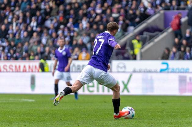 Michael Cuisance VfL Osnabrueck, 27 GER, VfL Osnabrueck vs Eintracht Braunschweig, Football, 2 Bundesliga, Matchday 30, Season 2023 2024, 19 04 2024 DFL REGULATES PROHIBIT ANY USE OF PHOTOGRAPHS AS IMAGE SEQUENCES AND OR QUASI VIDEO VfL Osnabrueck vs Eintracht Braunschweig, Football, 2 Bundesliga, Matchday 30, Season 2023 2024, 20 04 2024 Osnabrueck Copyright: xEibner-Pressefoto FabioxDeinertx EP_FDT