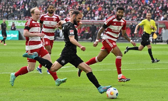 20 04 2024 Soccer Season 2023 2024 2 Soccer Bundesliga 30 Matchday Fortuna Düsseldorf SpVgg Greuther Fürth Kleeblatt Sportfoto Zink xwoxzix DFL regulations prohibit any use of photographs as image sequences and or quasi video only for editorial use Simon Asta 2, SpVgg Greuther Fürth Dennis Jastrzembski 27, Fortuna Düsseldorf F95 Jamil Siebert 20, Fortuna Düsseldorf F95