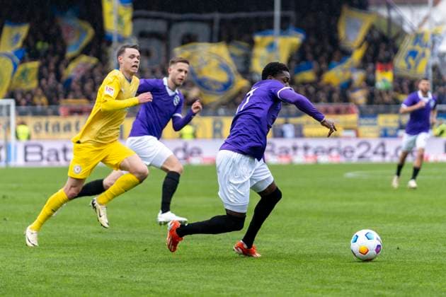 Christan Conteh VfL Osnabrueck, 17 , Thorir Johann Helgason Eintracht Braunschweig, 20 GER, VfL Osnabrueck vs Eintracht Braunschweig, Football, 2 Bundesliga, Matchday 30, Season 2023 2024, 19 04 2024 DFL REGULATES PROHIBIT ANY USE OF PHOTOGRAPHS AS IMAGE SEQUENCES AND OR QUASI VIDEO VfL Osnabrueck vs Eintracht Braunschweig, Football, Bundesliga 2, Matchday 30, Season 2023 2024, 20 04 2024 Osnabrueck Copyright: xEibner-Pressefoto FabioxDeinertx EP_FDT