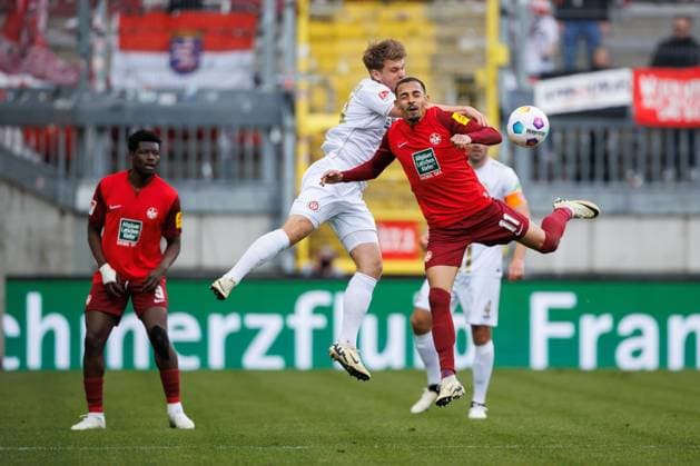 Kenny Prince Redondo 1 FC Kaiserslautern in a header duel with Marcus Mathisen SV Wehen Wiesbaden , 1 FC Kaiserslautern vs SV Wehen Wiesbaden, Soccer, 2 Bundesliga, Season 2023 2024, Matchday 30, 20 04 2024 1 FC Kaiserslautern vs SV Wehen Wiesbaden, Soccer, 2 Bundesliga, Season 2023 2024, Matchday 30, 20 04 2024 Kaiserslautern Copyright: xEibner-Pressefoto AlexanderxNeisx EP_ANS