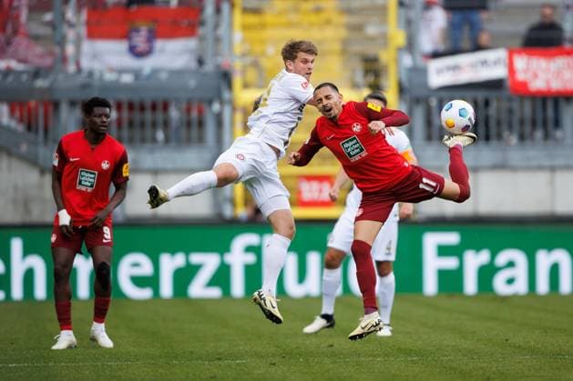 Kenny Prince Redondo 1 FC Kaiserslautern in a header duel with Marcus Mathisen SV Wehen Wiesbaden , 1 FC Kaiserslautern vs SV Wehen Wiesbaden, Soccer, 2 Bundesliga, Season 2023 2024, Matchday 30, 20 04 2024 1 FC Kaiserslautern vs SV Wehen Wiesbaden, Soccer, 2 Bundesliga, Season 2023 2024, Matchday 30, 20 04 2024 Kaiserslautern Copyright: xEibner-Pressefoto AlexanderxNeisx EP_ANS