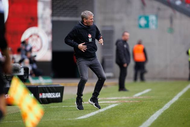 Friedhelm Funkel Coach 1 FC Kaiserslautern on the touchline, 1 FC Kaiserslautern vs SV Wehen Wiesbaden, Football, 2 Bundesliga, Season 2023 2024, Matchday 30, 20 04 2024 1 FC Kaiserslautern vs SV Wehen Wiesbaden, Football, 2 Bundesliga, Season 2023 2024, Matchday 30, 20 04 2024 Kaiserslautern Copyright: xEibner-Pressefoto AlexanderxNeisx EP_ANS
