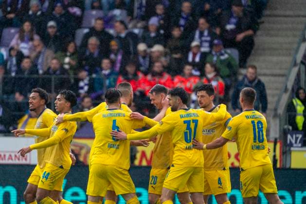 Cheers after the goal for 0 3 by Johan Gomez Eintracht Braunschweig, 44 GER, VfL Osnabrueck vs Eintracht Braunschweig, Soccer, 2 Bundesliga, Matchday 30, Season 2023 2024, 19 04 2024 DFL REGULATES PROHIBIT ANY USE OF PHOTOGRAPHS AS IMAGE SEQUENCES AND OR QUASI VIDEO VfL Osnabrueck vs Eintracht Braunschweig, Football, 2 Bundesliga, Matchday 30, Season 2023 2024, 20 04 2024 Osnabrueck Copyright: xEibner-Pressefoto FabioxDeinertx EP_FDT