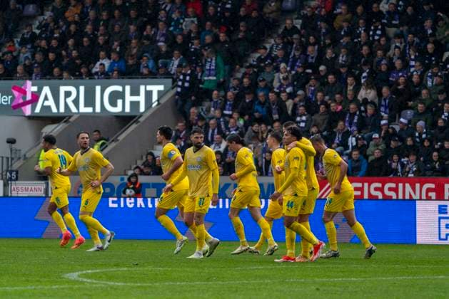 Cheers after the goal for 0 3 by Johan Gomez Eintracht Braunschweig, 44 GER, VfL Osnabrueck vs Eintracht Braunschweig, Soccer, 2 Bundesliga, Matchday 30, Season 2023 2024, 19 04 2024 DFL REGULATES PROHIBIT ANY USE OF PHOTOGRAPHS AS IMAGE SEQUENCES AND OR QUASI VIDEO VfL Osnabrueck vs Eintracht Braunschweig, Football, 2 Bundesliga, Matchday 30, Season 2023 2024, 20 04 2024 Osnabrueck Copyright: xEibner-Pressefoto FabioxDeinertx EP_FDT