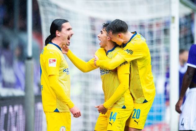 20 04 2024 Soccer, 2023 2024, 2 Bundesliga, Matchday 30, VfL Osnabrück Eintracht Braunschweig M Johan Gomez Braunschweig celebrates after his goal to 0 3 with L Rayan Philippe Braunschweig , R Thorir Johann Helgason Braunschweig DFL REGULATIONS PROHIBIT ANY USE OF PHOTOGRAPHS AS IMAGE SEQUENCES AND OR QUASI VIDEO