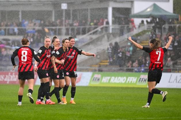 20 04 2024, GER, Soccer, Google Pixel Womens Bundesliga, 2023 2024, Eintracht Frankfurt 1 FC Nürnberg Lara Prasnikar 7 Frankfurt runs with her arms raised towards goal scorer Sara Doorsoun 23 Frankfurt to Frankfurt am Main Stadion am Brentanobad Hessen Germany