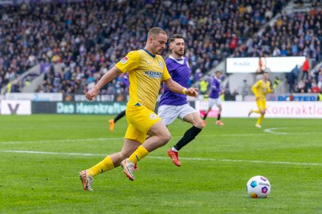 Marvin Rittmueller Eintracht Braunschweig, 18 , Lex Tyger Lobinger VfL Osnabrueck, 21 GER, VfL Osnabrueck vs Eintracht Braunschweig, Football, 2 Bundesliga, Matchday 30, Season 2023 2024, 19 04 2024 DFL REGULATES PROHIBIT ANY USE OF PHOTOGRAPHS AS IMAGE SEQUENCES AND OR QUASI VIDEO VfL Osnabrueck vs Eintracht Braunschweig, Football, Bundesliga 2, Matchday 30, Season 2023 2024, 20 04 2024 Osnabrueck Copyright: xEibner-Pressefoto FabioxDeinertx EP_FDT