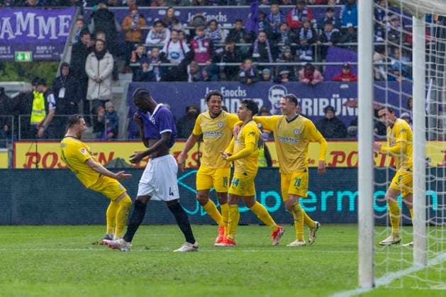 Cheers after the goal for 0 3 by Johan Gomez Eintracht Braunschweig, 44 GER, VfL Osnabrueck vs Eintracht Braunschweig, Soccer, 2 Bundesliga, Matchday 30, Season 2023 2024, 19 04 2024 DFL REGULATES PROHIBIT ANY USE OF PHOTOGRAPHS AS IMAGE SEQUENCES AND OR QUASI VIDEO VfL Osnabrueck vs Eintracht Braunschweig, Football, 2 Bundesliga, Matchday 30, Season 2023 2024, 20 04 2024 Osnabrueck Copyright: xEibner-Pressefoto FabioxDeinertx EP_FDT