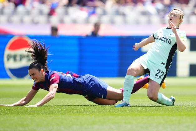 Erin Cuthbert of Chelsea and Scotland and Ingrid Syrstad Engen of FC Barcelona, Barca FC Barcelona v Chelsea FC. UEFA Women s Champions League match. Semi-Finals, first leg, Football, Lluis Companys Stadium, Barcelona, Spain - 20 April 2024 Editorial use only  Copyright: xBaguxBlanco Shutterstockx 14442649p