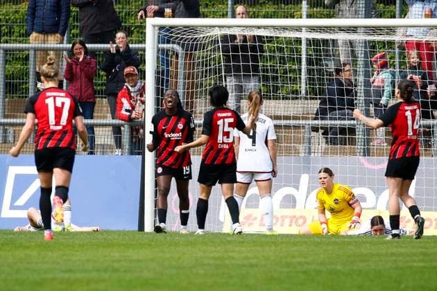 20 04 2024, xavx, Fußball 1 Bundesliga Damen, Eintracht Frankfurt Frauen 1 FC Nürnberg emspor, v l Nicole Anyomi Eintracht Frankfurt celebrate the goal, Der Torjubel zum 3 1 DFL DFB REGULATIONS PROHIBIT ANY USE OF PHOTOGRAPHS as IMAGE SEQUENCES and or QUASI VIDEO Frankfurt am Main
