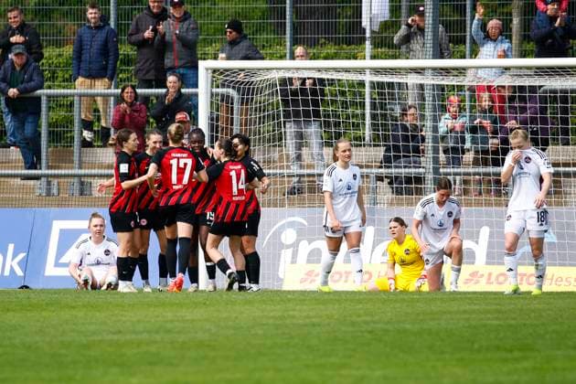 20 04 2024, xavx, Fußball 1 Bundesliga Damen, Eintracht Frankfurt Frauen 1 FC Nürnberg emspor, v l Nicole Anyomi Eintracht Frankfurt celebrate the goal, Der Torjubel zum 3 1 DFL DFB REGULATIONS PROHIBIT ANY USE OF PHOTOGRAPHS as IMAGE SEQUENCES and or QUASI VIDEO Frankfurt am Main