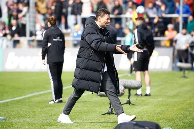20 04 2024, xavx, Fussball 1 Bundesliga Damen, Eintracht Frankfurt Frauen 1 FC Nürnberg emspor, v l Trainer Niko Arnautis Eintracht Frankfurt gibt Anweisungen, gestikuliert, mit den Armen gestikulieren, gives instructions, gesticulate DFL DFB REGULATIONS PROHIBIT ANY USE OF PHOTOGRAPHS as IMAGE SEQUENCES and or QUASI VIDEO Frankfurt am Main