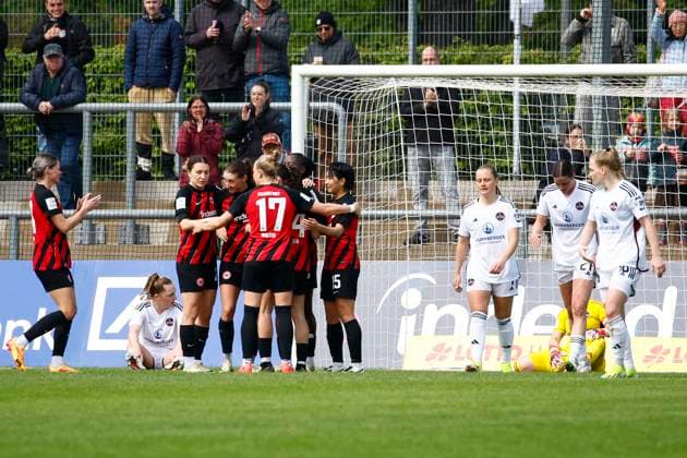 20 04 2024, xavx, Fußball 1 Bundesliga Damen, Eintracht Frankfurt Frauen 1 FC Nürnberg emspor, v l Nicole Anyomi Eintracht Frankfurt celebrate the goal, Der Torjubel zum 3 1 DFL DFB REGULATIONS PROHIBIT ANY USE OF PHOTOGRAPHS as IMAGE SEQUENCES and or QUASI VIDEO Frankfurt am Main