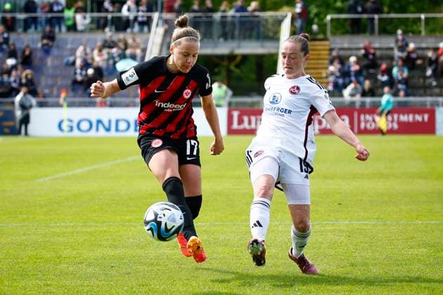 20 04 2024, xavx, Fußball 1 Bundesliga Damen, Eintracht Frankfurt Frauen 1 FC Nürnberg emspor, v l Pia Sophie Wolter Eintracht Frankfurt , Vanessa Haim 1 FC Nürnberg DFL DFB REGULATIONS PROHIBIT ANY USE OF PHOTOGRAPHS as IMAGE SEQUENCES and or QUASI VIDEO Frankfurt am Main