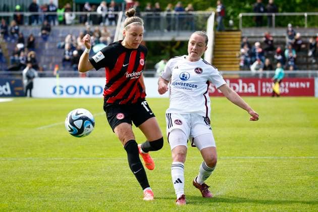 20 04 2024, xavx, Fußball 1 Bundesliga Damen, Eintracht Frankfurt Frauen 1 FC Nürnberg emspor, v l Pia Sophie Wolter Eintracht Frankfurt , Vanessa Haim 1 FC Nürnberg DFL DFB REGULATIONS PROHIBIT ANY USE OF PHOTOGRAPHS as IMAGE SEQUENCES and or QUASI VIDEO Frankfurt am Main