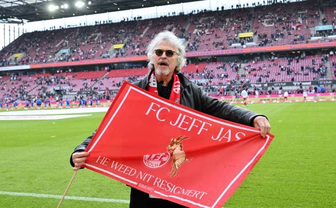 Sport Themen der Woche KW16 Sport Bilder des Tages BAP Sänger Wolfgang Niedecken vor dem Spiel mit einer FC Fahne und Schal 20.04.2024, Fussball 1. Bundesliga, 30. Spieltag, Saison 2023 2024 1. FC Köln - SV Darmstadt 98 Koeln Rhein-Energie-Stadion Nordrhein Westfalen Deutschland *** BAP singer Wolfgang Niedecken before the match with a FC flag and scarf 20 04 2024, Soccer 1 Bundesliga, 30 Matchday, Season 2023 2024 1 FC Köln SV Darmstadt 98 Koeln Rhein Energie Stadion Nordrhein Westfalen Germany Team2