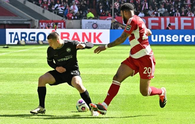 20 04 2024 Soccer Season 2023 2024 2 Soccer Bundesliga 30 Matchday Fortuna Düsseldorf SpVgg Greuther Fürth Kleeblatt Sportfoto Zink xwoxzix DFL regulations prohibit any use of photographs as image sequences and or quasi video only for editorial use Leander Popp 20, SpVgg Greuther Fürth Jamil Siebert 20, Fortuna Düsseldorf F95