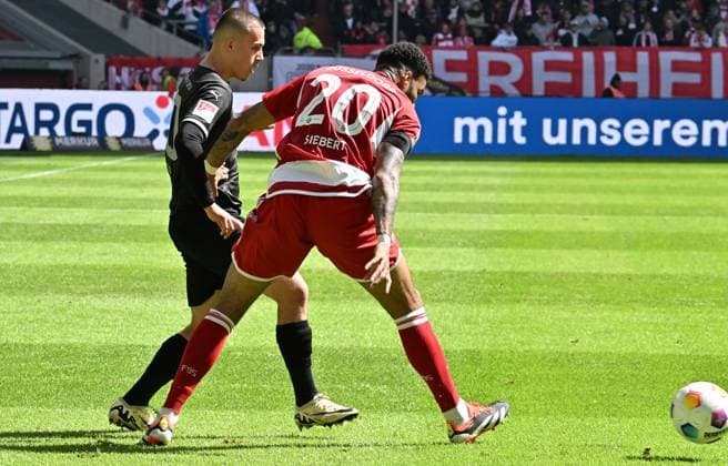 20 04 2024 Soccer Season 2023 2024 2 Soccer Bundesliga 30 Matchday Fortuna Düsseldorf SpVgg Greuther Fürth Kleeblatt Sportfoto Zink xwoxzix DFL regulations prohibit any use of photographs as image sequences and or quasi video only for editorial use Leander Popp 20, SpVgg Greuther Fürth Jamil Siebert 20, Fortuna Düsseldorf F95