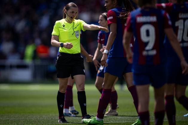 The referee gestures during a Women s UEFA Champions League first leg semifinal match between FC Barcelona and Chelsea Women at Estadi Olimpic Lluis Companys, in Barcelona, ,Spain on April 20, 2024 Photo by Felipe Mondino Copyright: x@FELIPExMONDINOx