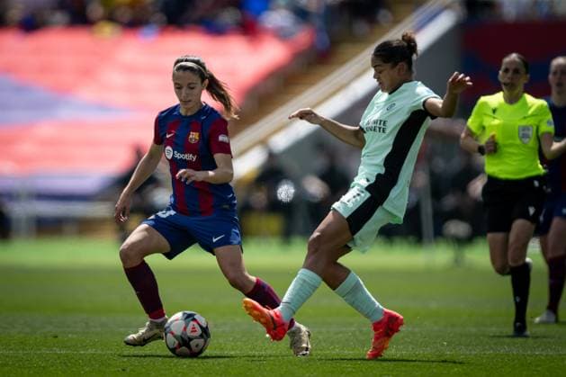 Jessica Carter Chelsea Women controls the ballduring a Women s UEFA Champions League first leg semifinal match between FC Barcelona and Chelsea Women at Estadi Olimpic Lluis Companys, in Barcelona, ,Spain on April 20, 2024 Photo by Felipe Mondino Copyright: x@FELIPExMONDINOx