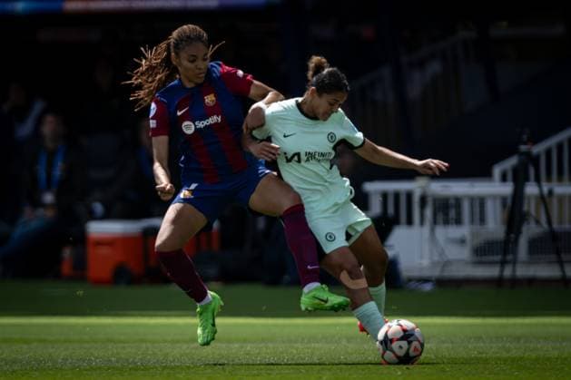 Jessica Carter Chelsea Women and Salma Paralluelo FC Barcelona battle for the ball during a Women s UEFA Champions League first leg semifinal match between FC Barcelona and Chelsea Women at Estadi Olimpic Lluis Companys, in Barcelona, ,Spain on April 20, 2024 Photo by Felipe Mondino Copyright: x@FELIPExMONDINOx